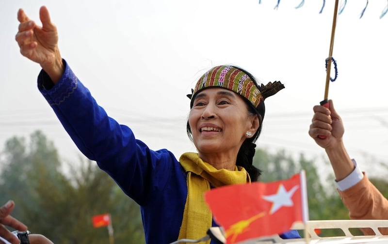 Aung San Suu  KYI e il presidente Win Mint trasferiti agli arresti domiciliari