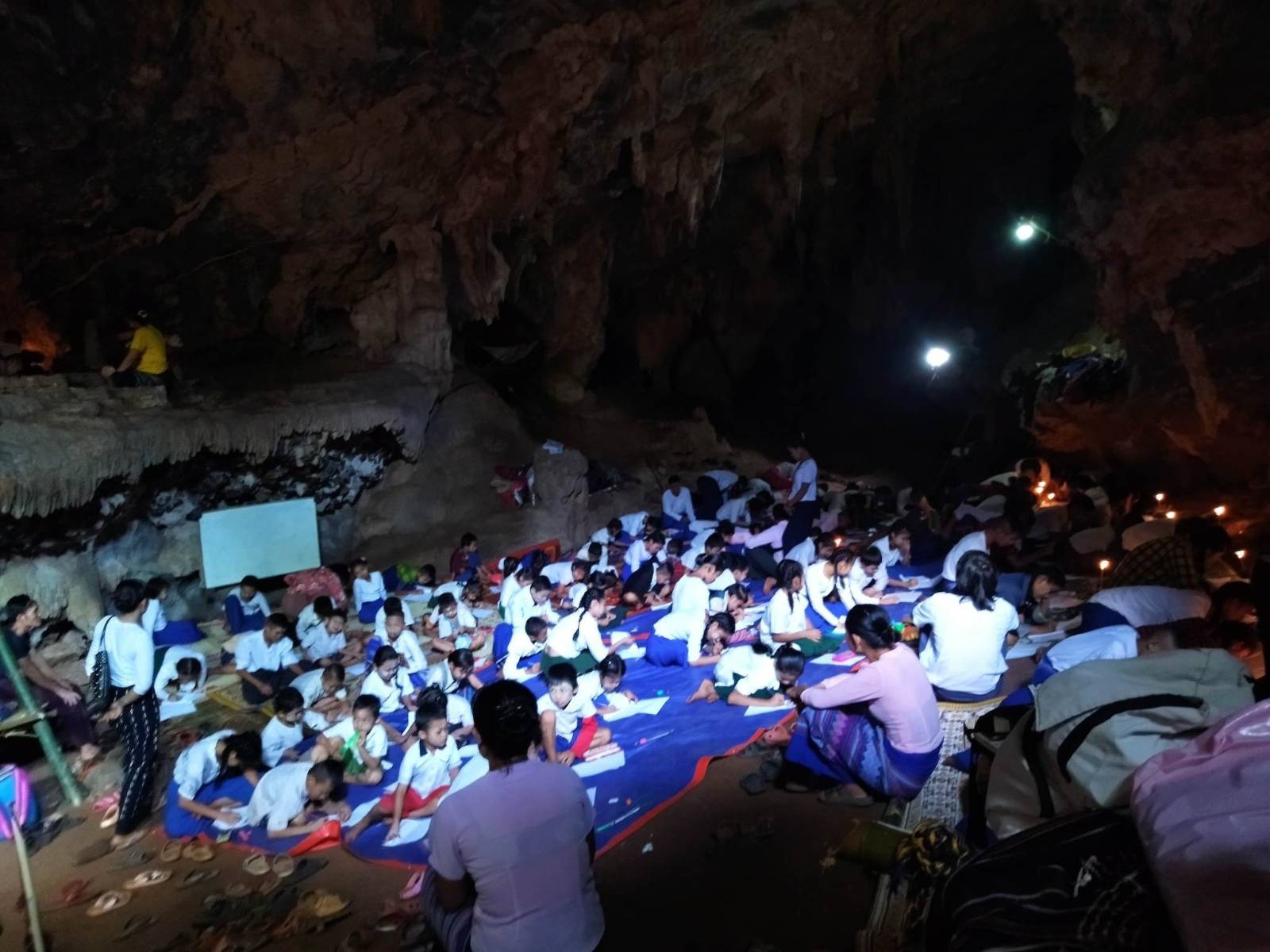 8)   scuola nelle caverne