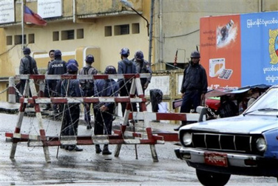 Foto - Forze di polizia attorno alla prigione di Insien per il verdetto